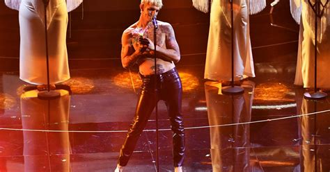 Achille Lauro A Torso Nudo Sul Palco Dell Ariston Le Foto