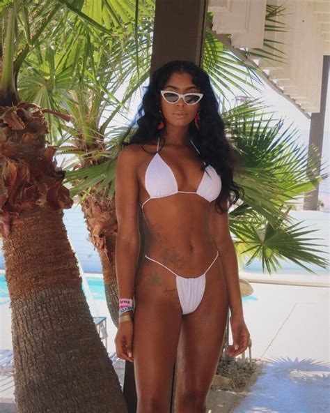 10 Hot Sexy Elizabeth Price Bikini Pics