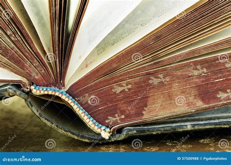 Vieux Livre Ouvert Photo Stock Image Du Apprendre Lettres 37500988