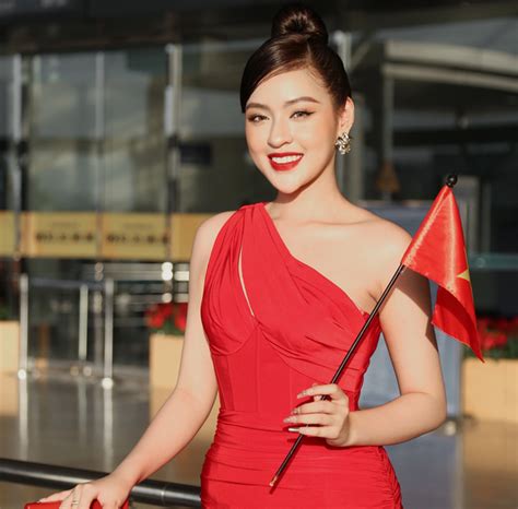 Hot girl trứng rán tự tin tặng quà Nam vương Thái Lan nhưng bị khịa nói tiếng Anh như tiếng