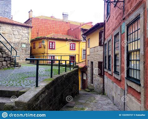 Fachadas Coloridas De Casas Viejas En Oporto Portugal Imagen De