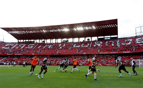 El Sevilla Identifica Y Expulsa Del Estadio A Un Aficionado Por