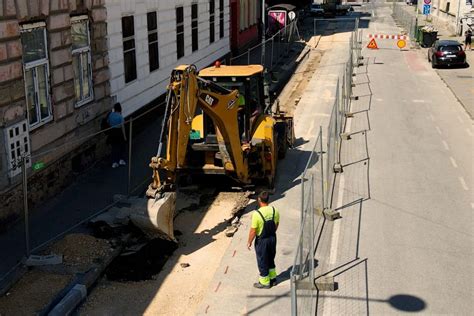 Novi Sad Se Gradi Radovi Na Vrelovodu U Kisa Koj Ulici U Li U Zavr Nu