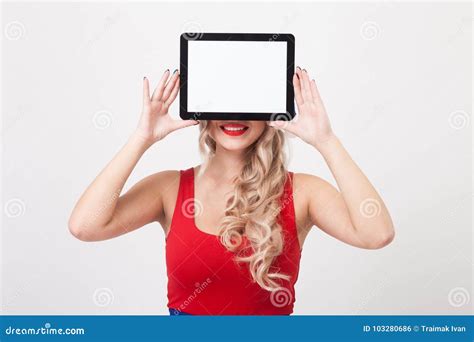 La Belle Blonde Avec De Grands Seins Se Tenant Sur Un Backgr Blanc Photo Stock Image Du Santa