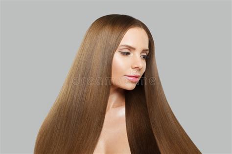 Brunette Modelo De Mujer Joven Con Maquillaje Moderno Y Largo Peinado Liso Recto Sobre Fondo De