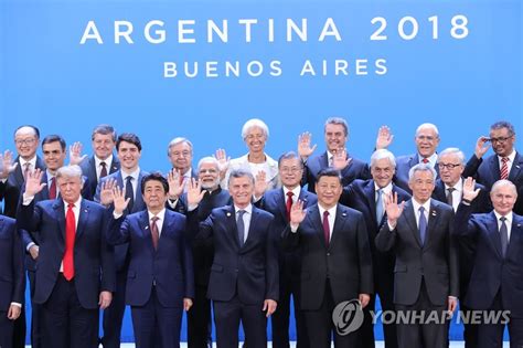 문 대통령 G20 정상들과 함께 연합뉴스