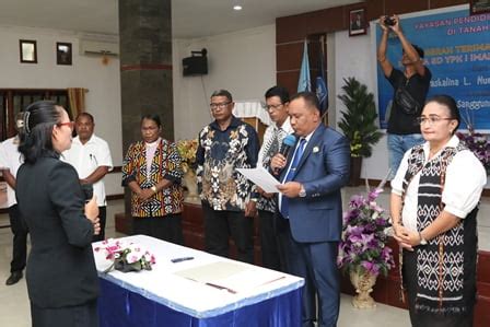 Ketua Ypk Di Tanah Papua Joni Betaubun Lantik Kepsek Sd Ypk I Imanuel