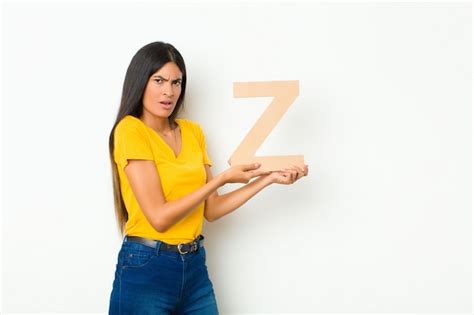 Joven Mujer Bonita Latina Confundida Dudosa Pensando Sosteniendo La Letra Z Del Alfabeto Para