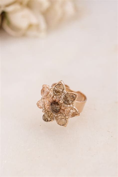 Anel Bordado A M O Cristais E Contas De Vidro Em Tons De Nude Folheado Em Ouro K