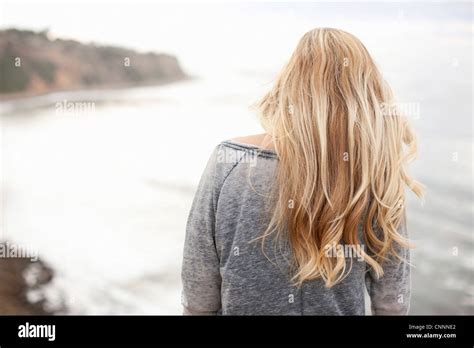 Blonde frau von hinten meer Fotos und Bildmaterial in hoher Auflösung