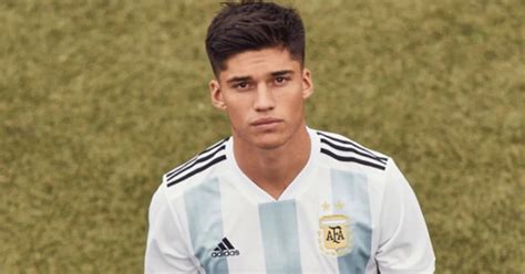 El Tucu Correa Pos Con La Camiseta Y Desterr A Lavezzi Como El Sex Symbol De La Selecci N