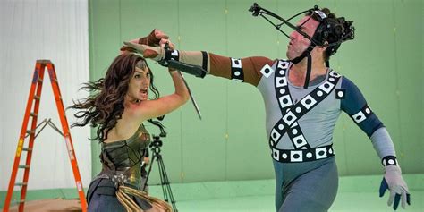 Wonder Woman: 20 Behind-The-Scenes Photos That Change Everything