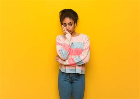 Jeune fille afro américaine noire aux yeux bleus fatiguée et très