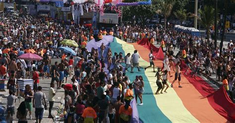 Parada Gay leva centenas de pessoas às ruas do Rio