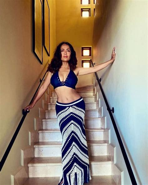 Igual Que Hace A Os Salma Hayek Encanta Con Fotos En Bikini Tecache Cl