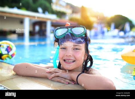 Fille Qui Plonge Dans Piscine Banque De Photographies Et Dimages à Haute Résolution Alamy