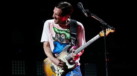 Red Hot Chili Peppers faz show despojado nos braços do povo no Rio Ambrosia