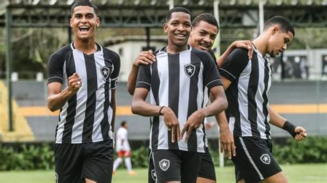 Base Botafogo Goleia Red Bull Bragantino E Entra No G4 Do Brasileiro