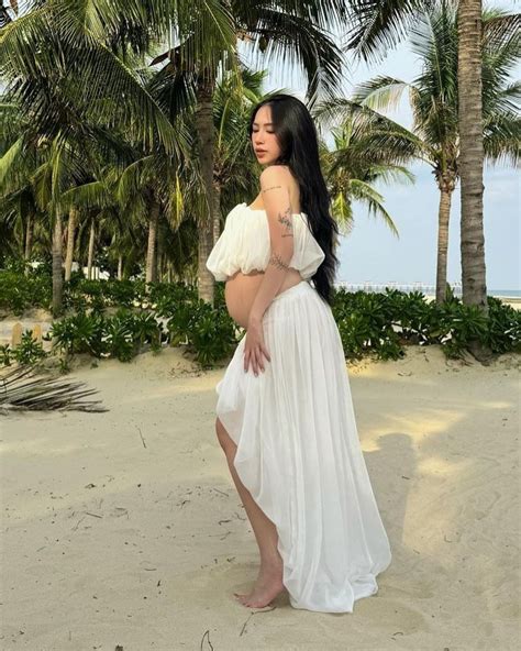 Con gái Minh Nhựa chăm diện bikini khoe bụng bầu lần ba