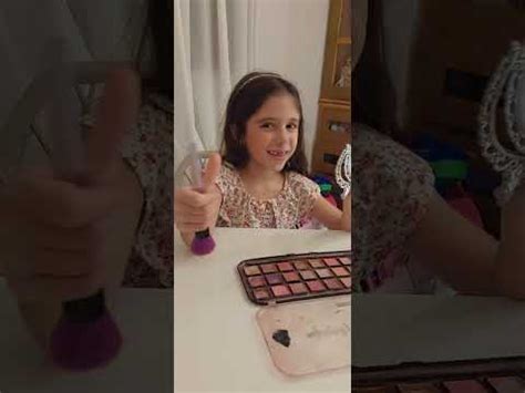 Luísa tentou imitar a maquiagem da mamãe será que deu certo YouTube