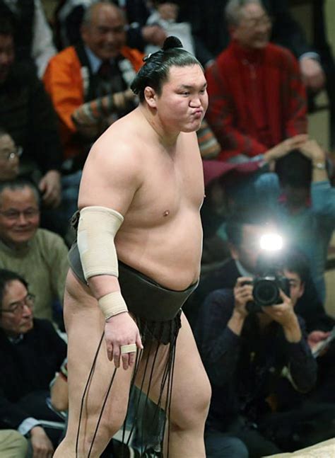 大相撲初場所4日目・嘉風にはたき込みで敗れて2敗目と：横綱 白鵬 写真特集：時事ドットコム