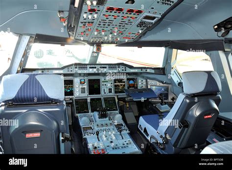 Airbus a380 cockpit hi-res stock photography and images - Alamy