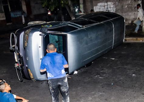 Microbús Particular Sufre Accidente En San Salvador Dos Personas