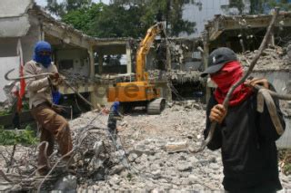 Pembongkaran Gedung Bekas Kantor Wali Kota Jakbar DATATEMPO