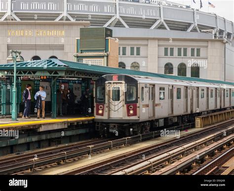 #4 Subway Platform, Train and Tracks at Yankee Stadium, The Bronx, NYC ...