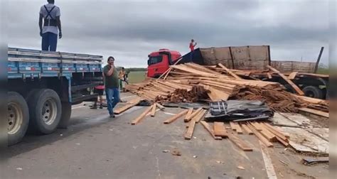 Carreta tomba e interdita pista após acidente em Arapiraca sem feridos