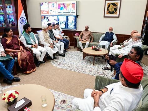 PM Modi, Rahul Gandhi Exchange Views at Parliament Tea Meet | Headlines