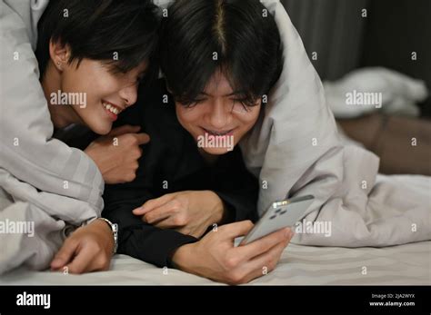 Deux Hommes Gay Au Lit Banque De Photographies Et Dimages Haute R Solution Alamy