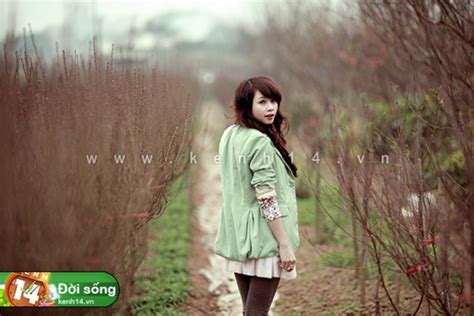 Ng M C C Hot Girl Xinh Lung Linh Pose Nh B N Hoa O