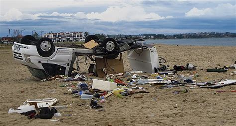 8 Sidor Sex turister döda i oväder