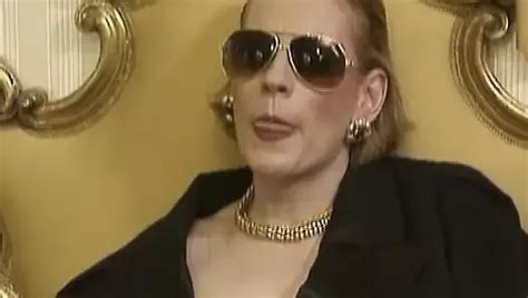 Zwei gut aussehende deutsche küken teilen sich einen langen dildo im schlafzimmer xHamster