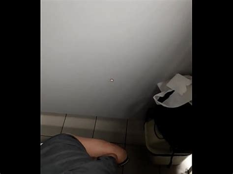 Me la chupan en baño publico glory hole XVIDEOS