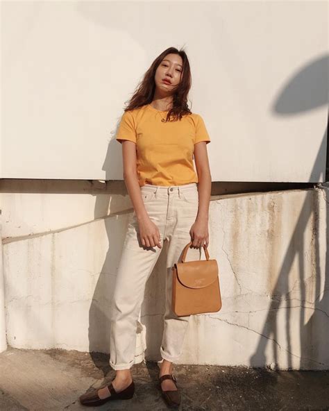 Nếu đã chán jeans xanh hay đen cơ bản bạn hãy sắm ngay jeans trắng chiếc quần hot hit của