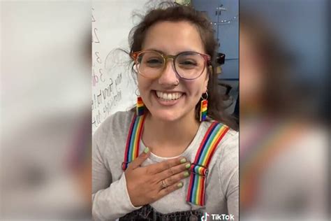 Insegnante chiede agli studenti di giurare fedeltà alla bandiera del Pride il video Gay it