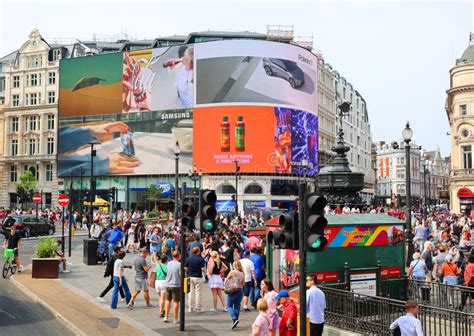 People At The Piccadilly Circus Editorial Photo Image Of Piccadilly