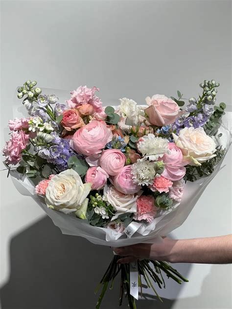 Кружевной букет с ранункулюсами доставка в Москве | Flowers bouquet ...