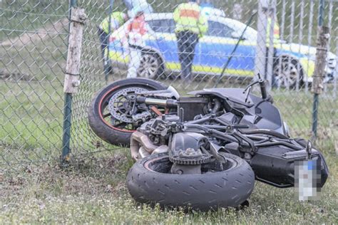 Horror Unfall Biker Kommt Von Fahrbahn Ab Sozia Stirbt TAG24