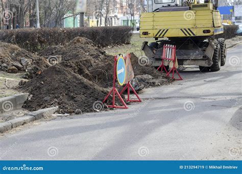 Excavadora Amarilla Excav Una Zanja Alertando De Las Vallas Imagen De