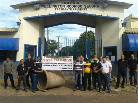 G1 Agentes Impedem Entrada De 14 Caminhões Com Detentos Em Presídio Notícias Em Presidente