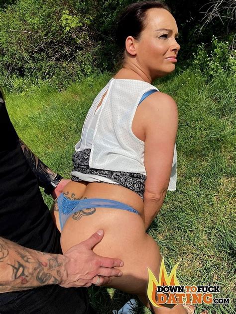 MILF Don T Mind To Fuck A Guy She Just Met At Park 11 Photos