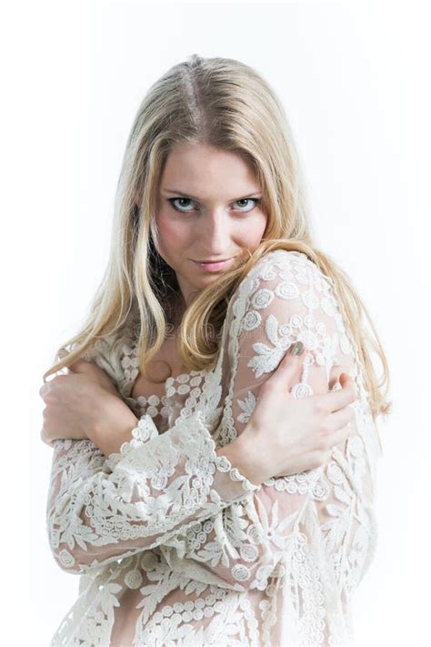 Belle Fille Blonde Russe Sur Un Fond Blanc Dans Un Chemisier Translucide Blanc Photo Stock