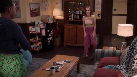 Pantalon Rose Porté Par Kimberly Finkle Pauline Chalamet Vu Dans La
