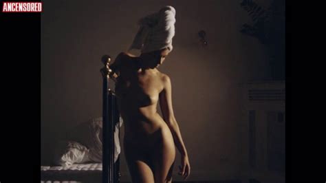 Naked Alina Suggeler In Frida Gold Langsam