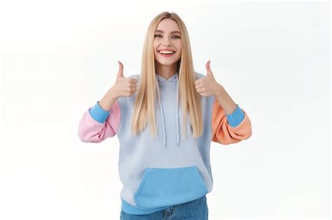 Une Fille Blonde Gaie Et S Duisante Satisfaite Montre Son Pouce Lev Pour Aimer Ou Approuver