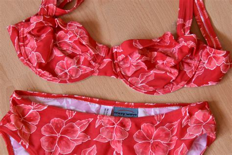 CrazY wave schöner roter Blumen Bikini Kleiderkorb de