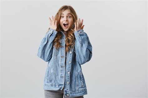 Une Fille Blonde Heureuse Surprise R Agit De Merveilleuses Nouvelles Hurle De Joie Photo